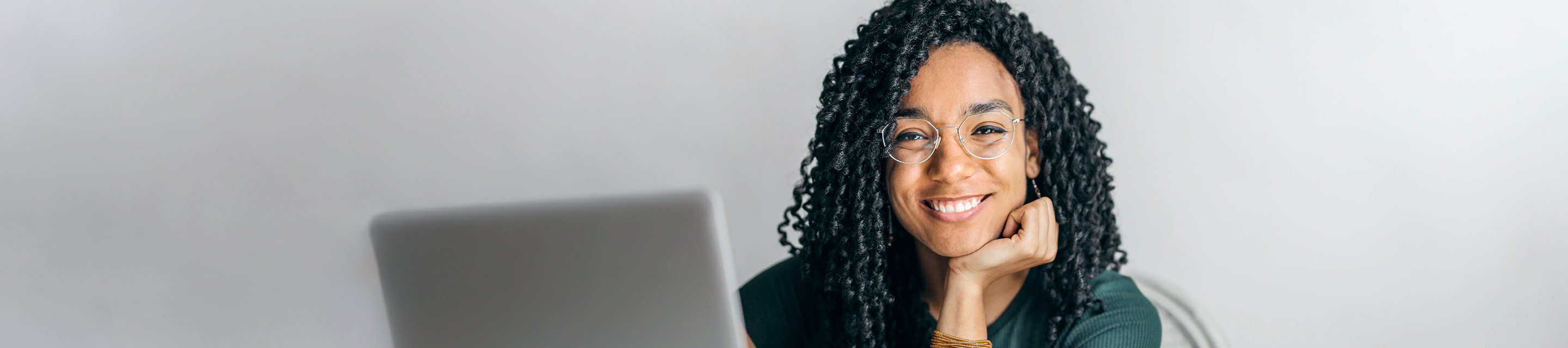 Smiling lady in front of a laptop